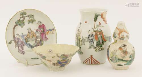 A collection of Chinese ceramics, 19th/early 20th century, including a famille rose tea bowl, with ...