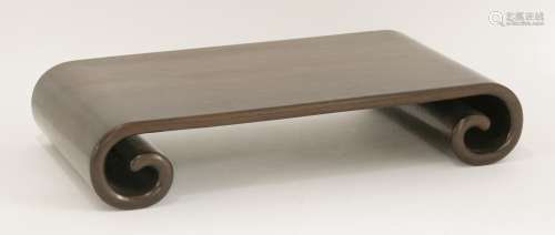 A Chinese rosewood stand,20th century, in the shape of an open scroll,49cm二十世纪 红木书卷式底座