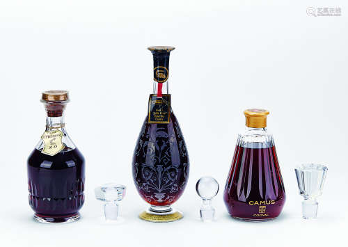 80年代轩尼诗水晶瓶XO、70年代万利金龙雕花水晶瓶EXTRA及80年代卡慕水晶瓶法国顶级干邑 共3瓶