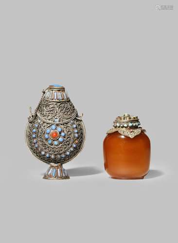 TWO MONGOLIAN-STYLE SNUFF BOTTLES QING DYNASTY One in amber coloured glass, the other metal filigrée