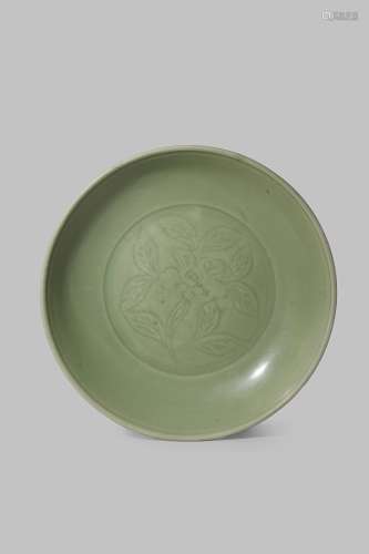 A LARGE CHINESE LONGQUAN CELADON DISH MING DYNASTY Carved to the centre with a single spray of