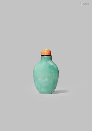 A CHINESE GLASS SNUFF BOTTLE IMITATING JADEITE 18/19TH CENTURY With a plain ovoid body raised on
