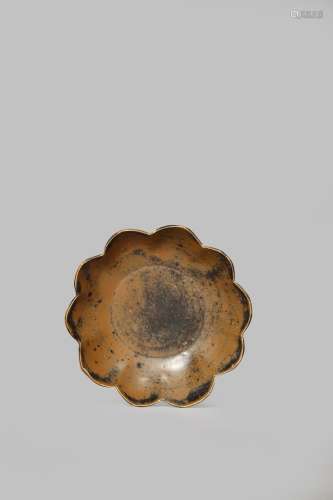 A SMALL CHINESE MALLOW-SHAPED DISH SONG DYNASTY 960-1279 The lobed body decorated with a brown/