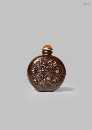 A CHINESE GOURD SNUFF BOTTLE QING DYNASTY One side moulded with a dragon, the reverse with a large