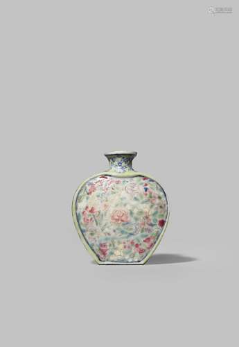 A CHINESE FAMILLE ROSE PORCELAIN SNUFF BOTTLE 18TH/19TH CENTURY With a flattened body painted with