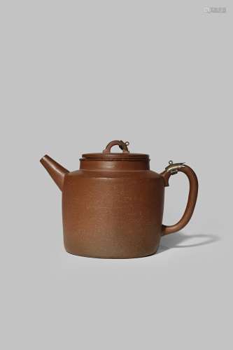 A CHINESE YIXING CYLINDRICAL TEAPOT 17TH/18TH CENTURY With a tall cylindrical body, a short spout
