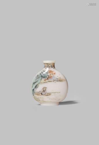 A SMALL CHINESE IMPERIAL GUYUE XUAN ENAMELLED WHITE GLASS SNUFF BOTTLE 18TH CENTURY, YANGZHOU