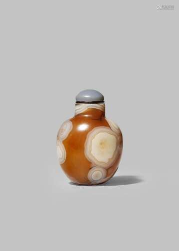A CHINESE AGATE SNUFF BOTTLE 18TH/19TH CENTURY With an ovoid body carved out of brown stone with