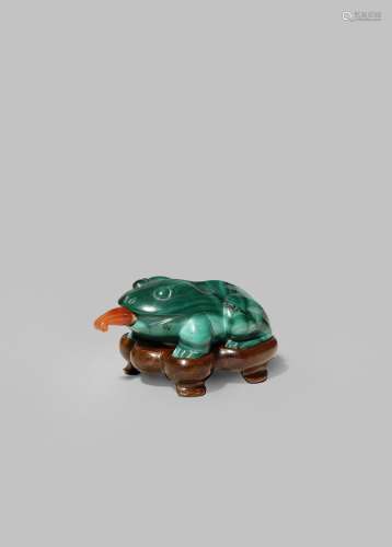 A CHINESE MALACHITE 'TOAD' SNUFF BOTTLE QING DYNASTY Modelled as a stylised croaching toad, its