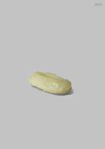 A CHINESE YELLOW JADE OVAL RING QING DYNASTY OR LATER Carved with two chilong dragons with