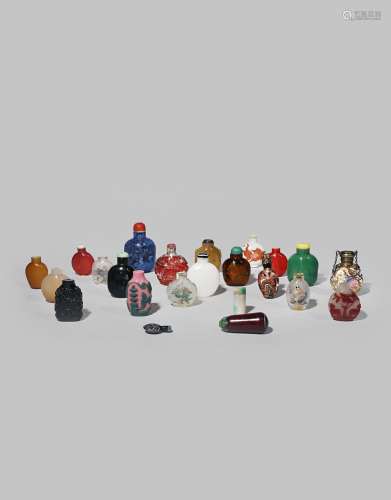 TWENTY-TWO CHINESE SNUFF BOTTLES QING DYNASTY AND LATER In porcelain, glass and agate, variously
