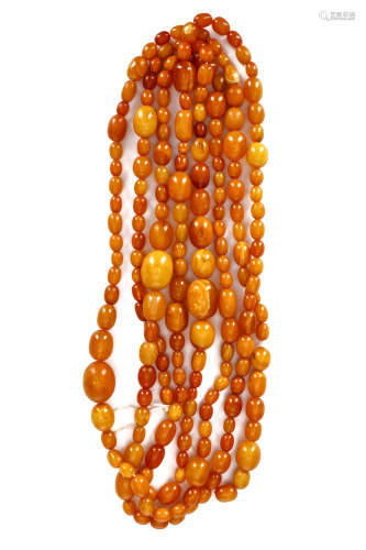 AN AMBER BEAD NECKLACE. 244g. 蜜蠟珠一組 Accompanied by a report from GCS stating that twenty beads