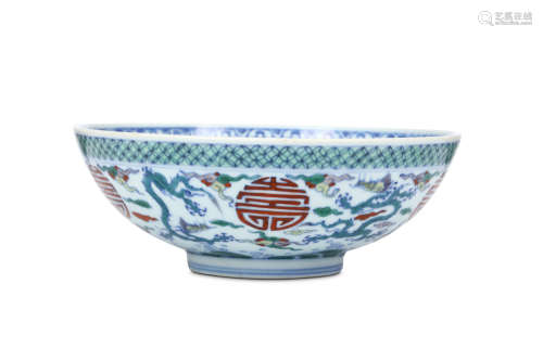 A LARGE CHINESE DOUCAI 'DRAGON AND PHOENIX' BOWL. Qing Dynasty, Kangxi era. The exterior decorated