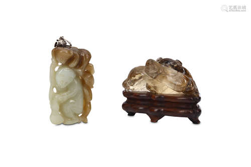 A CHINESE JADE CARVING OF A MONKEY TOGETHER WITH A ROCK CRYSTAL CARVING OF A CRAB. Qing Dynasty. (2)