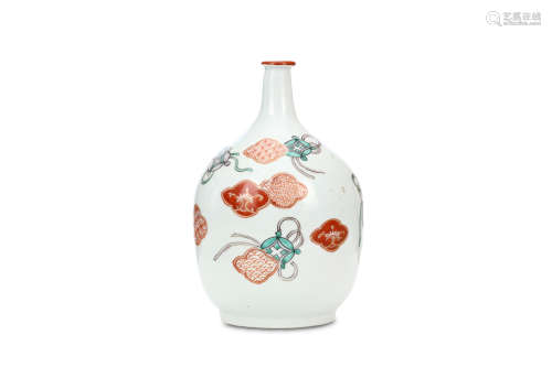 AN IMARI BOTTLE. 19th Century. Of ovoid from with cylindrical neck and rolled rim, decorated in