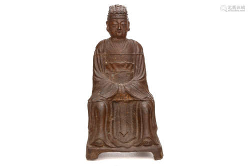 A LARGE CHINESE DATED CAST IRON FIGURE OF A SEATED COURT OFFICIAL. Qing Dynasty, Kangxi era, dated