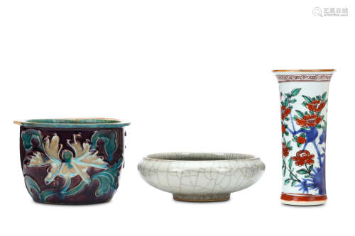 A CHINESE FAHUA JARDINIÈRE, TOGETHER WITH A WUCAI GU VASE AND A GE-TYPE WASHER. Ming Dynasty, and