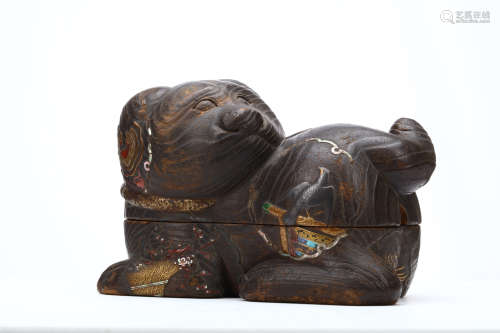 STYLE OF OGAWA HARITSU (1663 – 1747). 18th/19th Century. A wood box and cover formed as a puppy,
