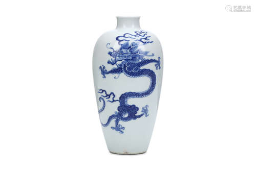 A CHINESE BLUE AND WHITE 'DRAGON' VASE, MEIPING. 19th / 20th Century. Decorated with a coiled four-