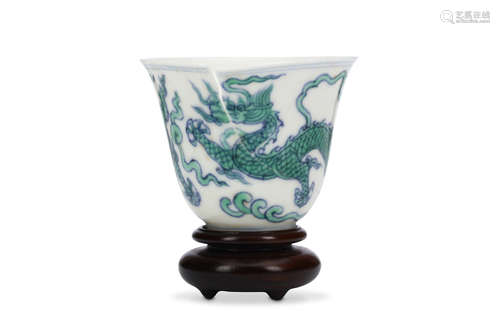 A CHINESE DRAGON CUP. 5cm H. 綠彩繪龍盃