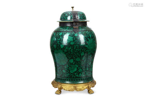 A LARGE CHINESE BLACK GROUND GREEN GLAZED JAR AND COVER. Qing Dynasty. Of baluster form, decorated