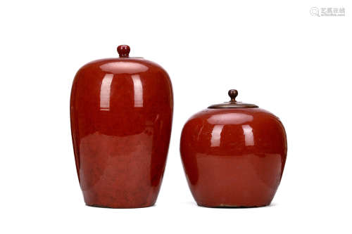 TWO CHINESE OX BLOOD GLAZED JARS. 19th / 20th Century. 33cm H / 23cm H. (2) 十九 / 二十世紀   紅釉蓋罐一對