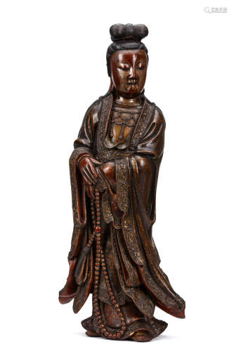 A LARGE CHINESE GILT-LACQUERED WOOD STANDING GUANYIN. Ming Dynasty, 17th Century. Standing in long