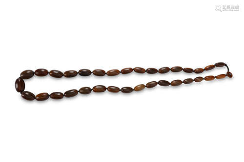 A CHINESE RHINOCEROS HORN BEAD NECKLACE. Qing Dynasty, 19th Century. 33 beads, 89g, 81cm long. 清十九世紀