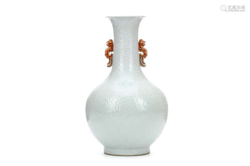 A CHINESE WHITE GLAZED VASE. Iron red Shende tang zhi mark Of pear shaped form on a cylindrical foot