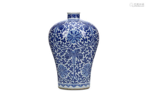 A CHINESE BLUE AND WHITE 'LOTUS FLOWER' VASE, MEIPING. Qing Dynasty, 19th Century. The body