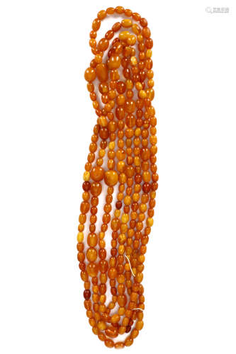 AN AMBER BEAD NECKLACE. 268g. 蜜蠟珠一組 Accompanied by a report from GCS stating that twenty beads