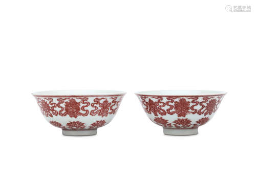 A PAIR OF CHINESE COPPER RED 'AUSPICIOUS SYMBOLS' BOWLS. 5.5cm H, 11.5cm diameter. 銅紅吉文盌一對