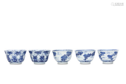 A LARGE COLLECTION OF CHINESE CUPS AND SAUCERS. Qing Dynasty. Comprising various matching sets of