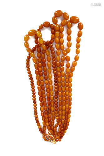 A COLLECTION OF AMBER BEADS. 122g. 蜜蠟珠一組
