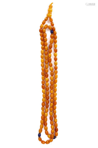 AN AMBER NECKLACE. 106g. 蜜蠟念珠一條 Accompanied by a report from GCS stating that twenty beads have been