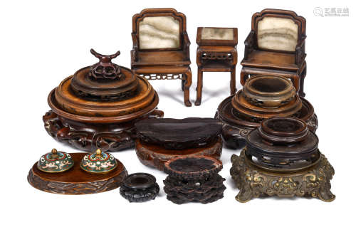 A COLLECTION OF CHINESE WOOD STANDS AND OTHER WOOD ITEMS. (20) 木底座一組