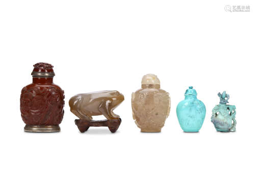A COLLECTION OF FIVE CHINESE HARDSTONE SNUFF BOTTLES. Qing Dynasty. 6 – 10cm H. (5) 清   硬石鼻煙壺一組五隻