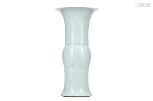 A CHINESE INCISED WHITE GLAZED GU VASE. 44.5cm H. 白釉浮雕觚