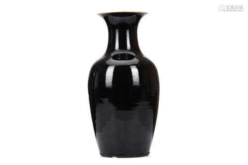 A CHINESE MIRROR BLACK GLAZED VASE. Qing Dynasty, 18th Century. Covered with a lustrous black