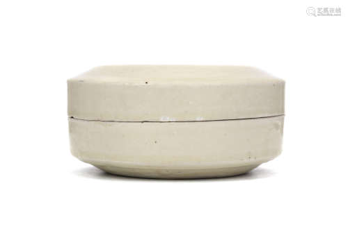 A CHINESE GONGYI WHITE GLAZED CIRCULAR BOX AND COVER. Tang Dynasty. Of cylindrical shape with
