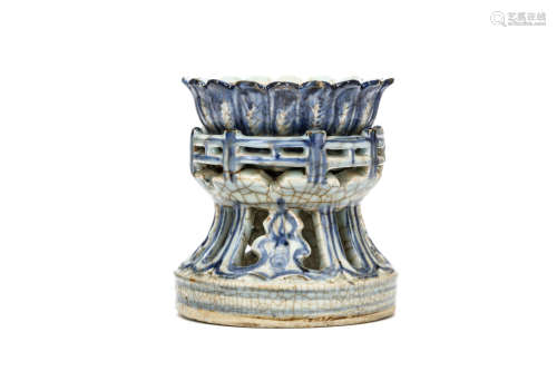 A CHINESE BLUE AND WHITE STAND. Ming Dynasty, 15th / 16th Century. Stoutly potted on a splayed