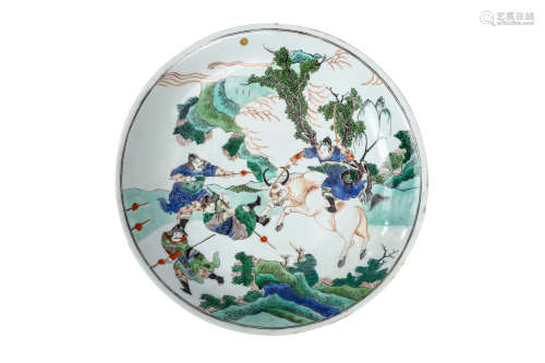 A CHINESE WUCAI 'WARRIORS' CHARGER. Qing Dynasty, Kangxi era. The interior painted with a rocky