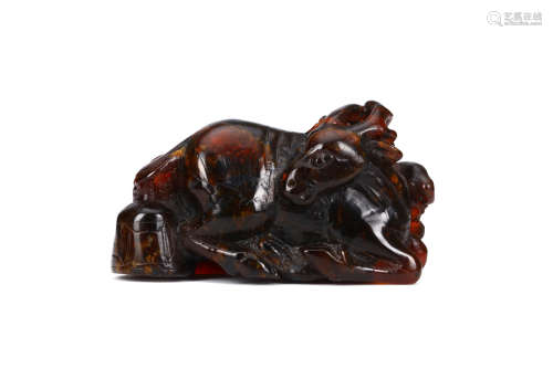 A CHINESE AMBER CARVING OF A DEER. 17th Century. 53g, 9cm long. 十七世紀   琥珀雕鹿