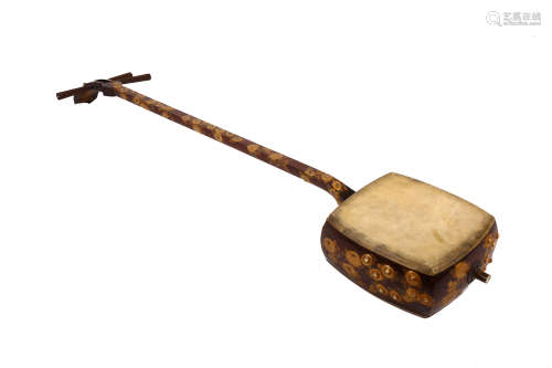 A LACQUERED SHAMISEN. Edo period. A long hardwood neck decorated with chrysanthemums in thick