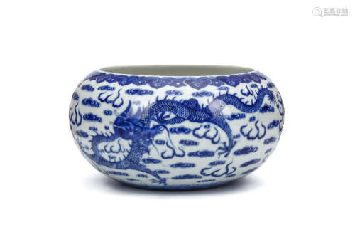 A CHINESE BLUE AND WHITE 'DRAGONS' WASHER. Qing Dynasty, 19th Century. Of compressed circular