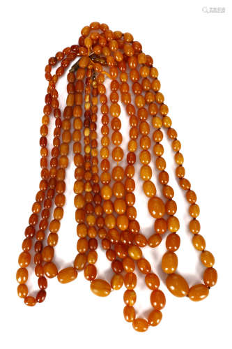 A COLLECTION OF AMBER NECKLACES. 141g. 蜜蠟項鏈一組 Accompanied by a report from GCS stating that twenty