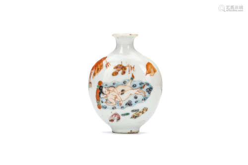 A CHINESE FAMILLE ROSE 'EROTIC' SNUFF BOTTLE. Qing Dynasty. Each side painted with an amorous couple