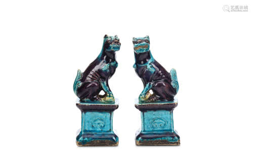 A PAIR OF CHINESE FAHUA BUDDHIST LION DOGS. Ming Dynasty, 16th Century. Modelled seated in mirror