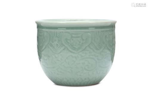 AN INCISED CELADON JARDINIÈRE. 19th Century. With steeply rounded sides and a jutting rim, the