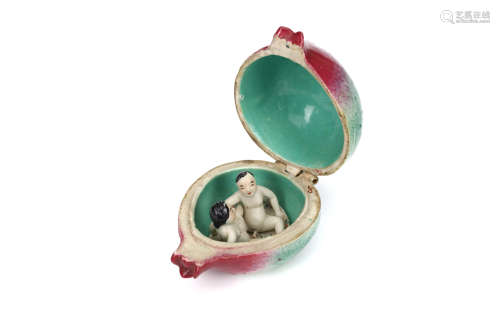 A CHINESE ‘EROTIC’ ENAMELLED POMEGRANATE-FORM BISCUIT BOX AND COVER. Republican era. The fruit
